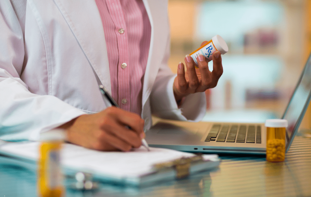 médico fazendo a prescrição da dose de clonazepam (rivotril)