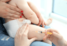 Vacina pneumocócica 20-valente no SUS: indicações, esquemas vacinais e grupos especiais bebê recebendo vacina pneumocócica 20-valente no SUS
