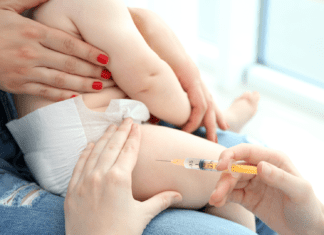 Vacina pneumocócica 20-valente no SUS: indicações, esquemas vacinais e grupos especiais bebê recebendo vacina pneumocócica 20-valente no SUS