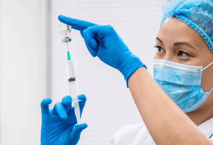 antibiótico pré-operatório sendo preparado por profissional de saúde