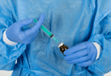 Antibioticoprofilaxia cirúrgica: guia prático de indicação e prescrição profissional de saúde preparando antibiótico pré-operatório