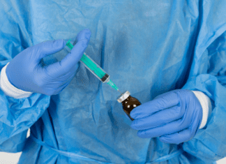 Antibioticoprofilaxia cirúrgica: guia prático de indicação e prescrição profissional de saúde preparando antibiótico pré-operatório
