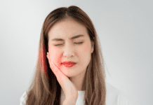 Angina de Ludwig: sinais de alerta, diagnóstico e tratamento mulher com dor de dente, podendo indicar infecções ondontogênicas, uma causa de angina de ludwig