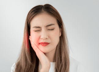 Angina de Ludwig: sinais de alerta, diagnóstico e tratamento mulher com dor de dente, podendo indicar infecções ondontogênicas, uma causa de angina de ludwig