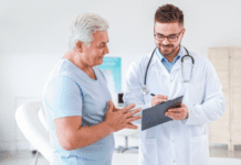 Mais Médicos 2026: ainda dá tempo de se inscrever e garantir vaga no SUS Médico atendendo paciente em unidade do SUS pelo programa Mais Médicos 2026