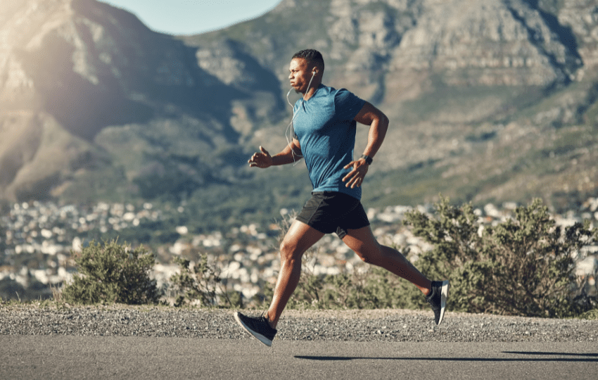 Atletas amadores e profissionais constantemente buscam formas de melhorar seus desempenhos e alcançar resultados de forma mais rápida. A busca pelo aumento de resistência, recuperação e hipertrofia permeia o uso de inúmeras substâncias, que varia de hormônios aos suplementos alimentares e farmacológicos. No entanto, você sabe o que a ciência diz sobre suplementação?