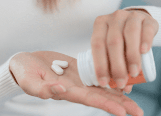 Risperidona: usos, posologia e riscos que você precisa conhecer comprimidos de risperidona sendo despejados na mão