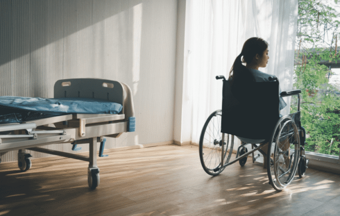 paciente em cadeira de rodas, com sequelas após choque neurogênico