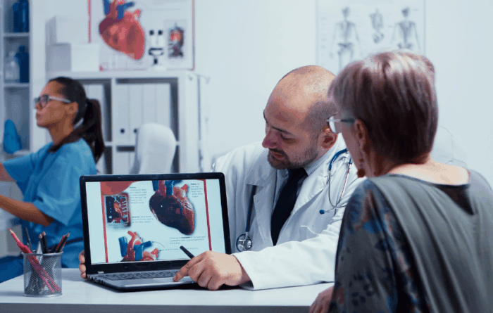médico explicando para paciente o funcionamento do coração para diagnóstico de miocardite