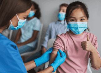 Vacina contra HPV: indicações e esquema de doses na prática clínica Criança recebendo vacina contra HPV durante atendimento de imunização