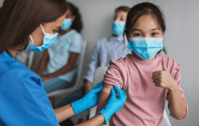 Criança recebendo vacina contra HPV durante atendimento de imunização