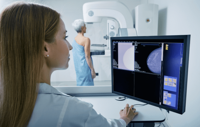 exame de mamografia sendo realizada em mulher idosa no outubro rosa