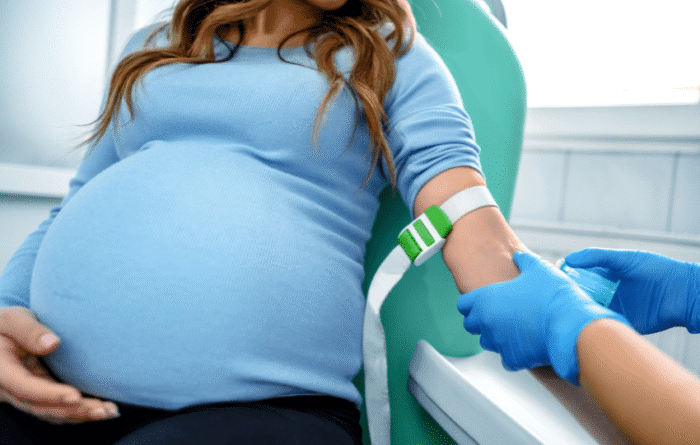 gestante fazendo coleta de sangue para exame pré-natal de rotina, que inclui teste de Coombs direto e indireto