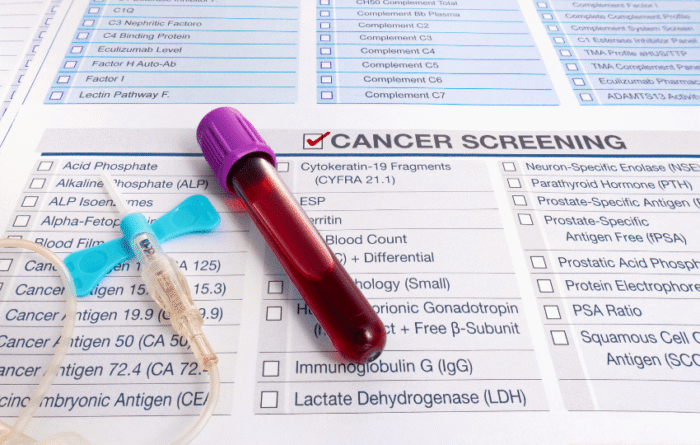 tubo de sangue em cima de lista de exames utilizados como marcadores tumorais