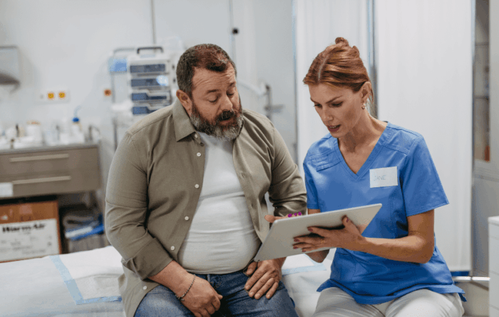 paciente em consulta sendo orientado sobre síndrome metabólica