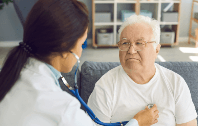 idoso em consulta médica sendo avaliado para o tratamento da obesidade