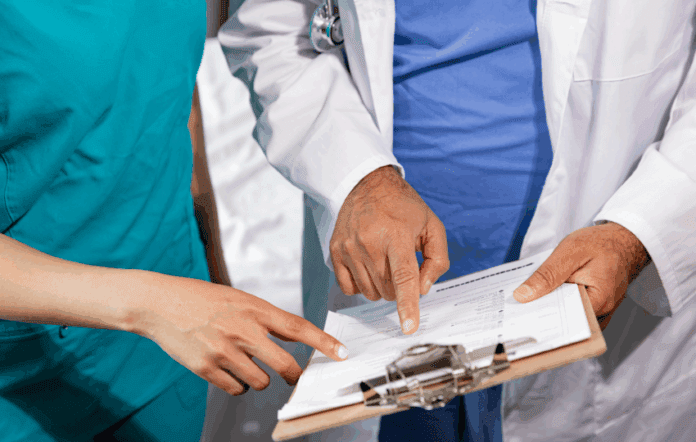 médicos avaliando prontuário de paciente com possível agranulocitose associada aos efeitos adversos da dipirona