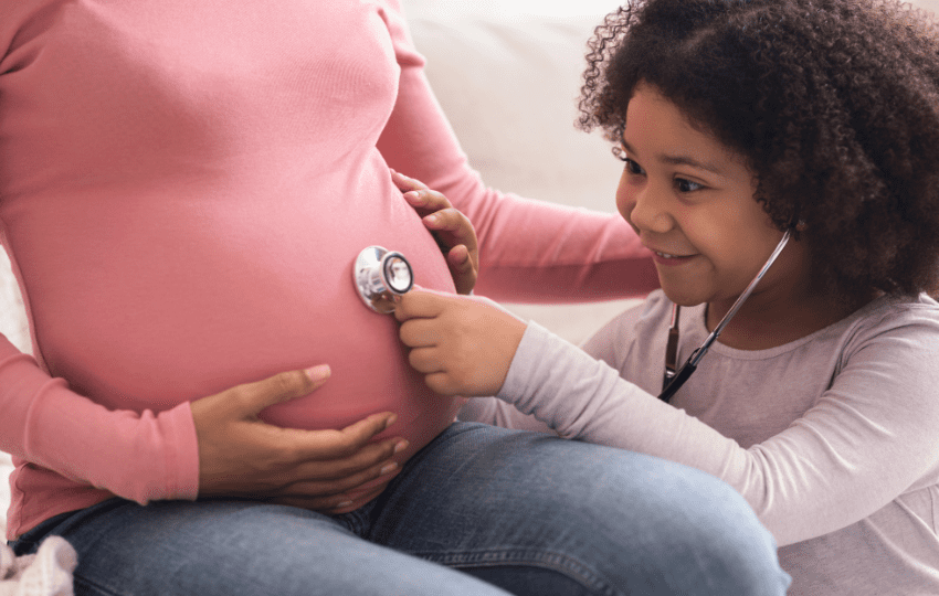 Como a linguagem pré-natal molda o cérebro do bebê