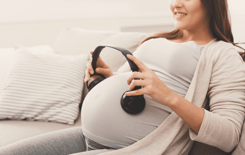 Como a linguagem pré-natal molda o cérebro do bebê