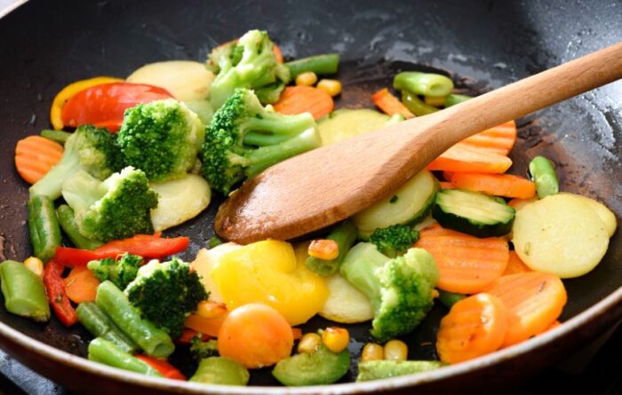 diversas verduras refogadas, representando a modificação dietética que pode ser uma opção terapêutica para disbiose intestinal