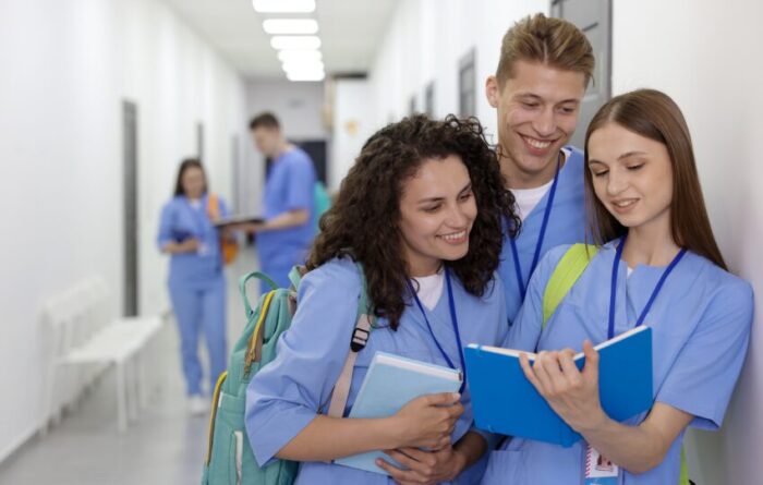 Estudantes de medicina em hospital lendo sobre bônus de 10% na residência médica