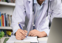 Leucogen®: como funciona a Timomodulina e quando indicar o imunomodulador Médico prescrevendo tratamento imunomodulador com Timomodulina (Leucogen®) para infecções recorrentes e fortalecimento da resposta imune.