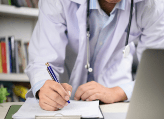 Leucogen®: como funciona a Timomodulina e quando indicar o imunomodulador Médico prescrevendo tratamento imunomodulador com Timomodulina (Leucogen®) para infecções recorrentes e fortalecimento da resposta imune.