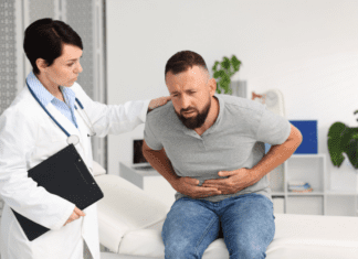 Escore de Alvarado na apendicite aguda: pontuação, interpretação e limitações Paciente com dor abdominal, um sintoma de doença inflamatória intestinal ou apendicite aguda