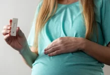 OMS declara eliminação da transmissão vertical do HIV no Brasil: o que mudou na prática? grávida segurando um teste rápido de HIV. OMS declara eliminação da transmissão vertical do HIV no Brasil