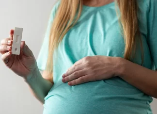 OMS declara eliminação da transmissão vertical do HIV no Brasil: o que mudou na prática? grávida segurando um teste rápido de HIV. OMS declara eliminação da transmissão vertical do HIV no Brasil