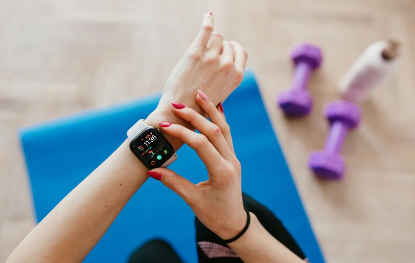 Smartwatch monitorando parâmetros e tempo durante atividade física