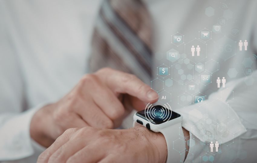 Smartwatch no pulso exibindo diversas funções