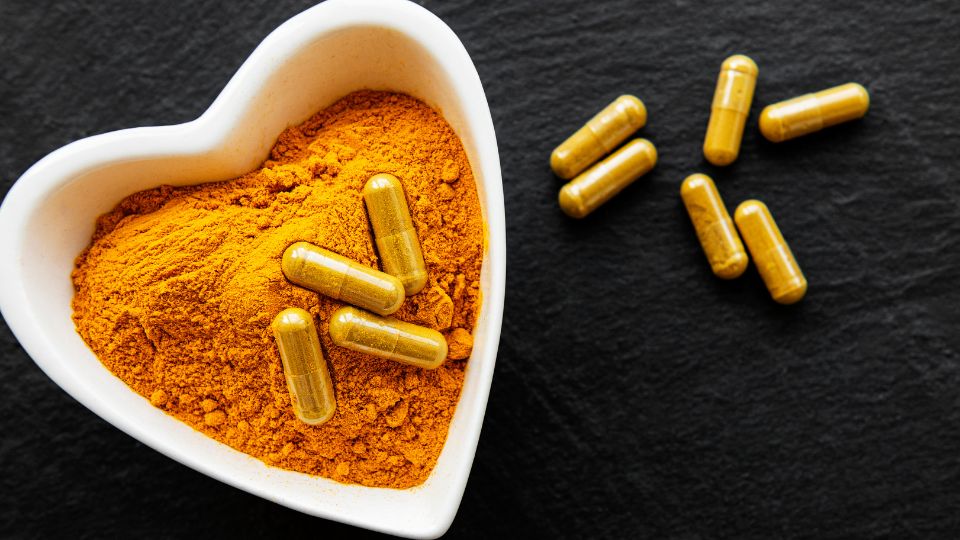 cápsulas de suplemento com cúrcuma, que oferecem potencial risco de hepatotoxicidade por cúrcuma