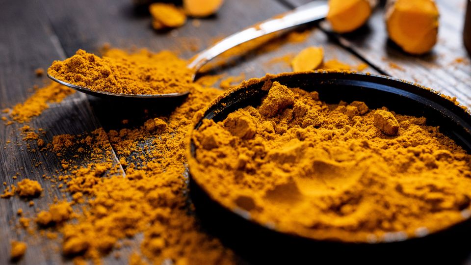 cúrcuma como tempero, que não oferece riscos de hepatotoxicidade por cúrcuma