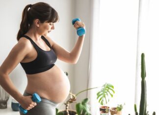 Exercício físico na gestação reduz fadiga e melhora a motivação, aponta estudo gestante fazendo exercício físico na gestação