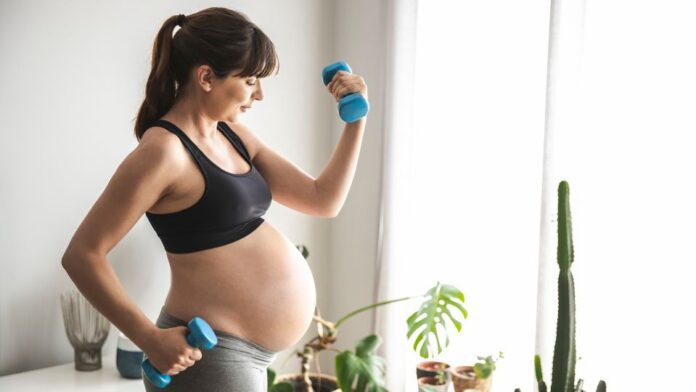 gestante fazendo exercício físico na gestação