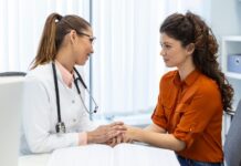 Avaliação e manejo do Transtorno do Desejo Sexual Hipoativo (TDSH) em mulheres Mulher em consulta com ginecologista para avaliação do Transtorno do Desejo Sexual Hipoativo (TDSH).