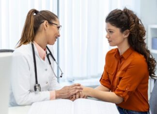 Avaliação e manejo do Transtorno do Desejo Sexual Hipoativo (TDSH) em mulheres Mulher em consulta com ginecologista para avaliação do Transtorno do Desejo Sexual Hipoativo (TDSH).