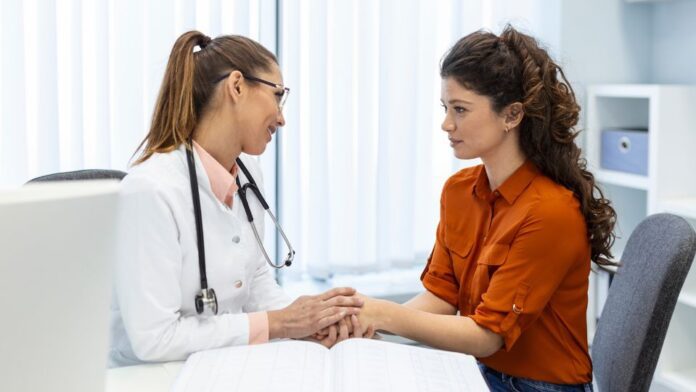Mulher em consulta com ginecologista para avaliação do Transtorno do Desejo Sexual Hipoativo (TDSH).