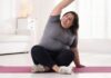 Yoga no tratamento da obesidade: estudo revela benefícios metabólicos Mulher fazendo yoga no tratamento da obesidade