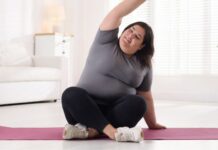 Yoga no tratamento da obesidade: estudo revela benefícios metabólicos Mulher fazendo yoga no tratamento da obesidade