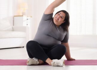 Yoga no tratamento da obesidade: estudo revela benefícios metabólicos Mulher fazendo yoga no tratamento da obesidade