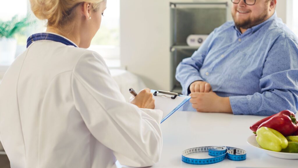 paciente em consulta sendo orientado sobre as novas diretrizes de obesidade 2026