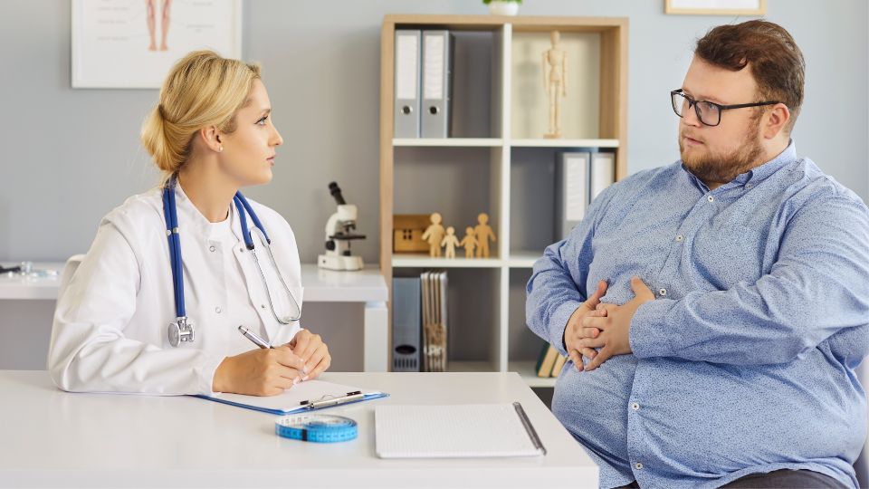 paciente em consulta médica sendo orientado sobre a yoga no tratamento da obesidade