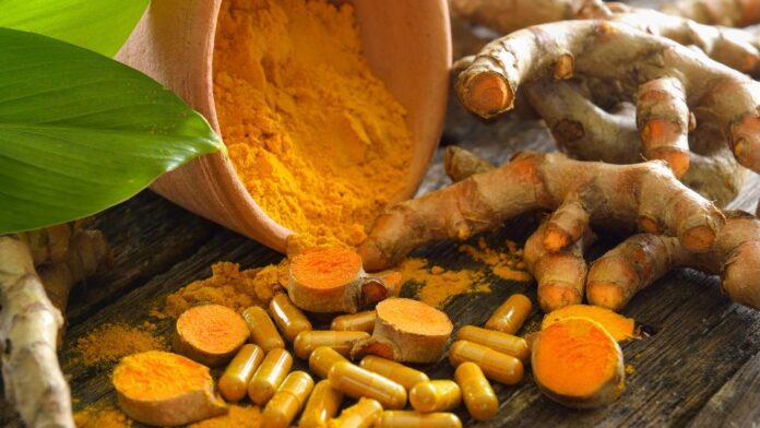 suplemento de cúrcuma oferece risco de hepatotoxicidade por cúrcuma
