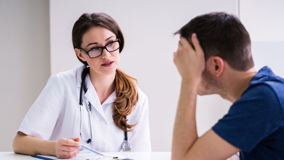 paciente em consulta médica sendo avaliado por seu transtorno por uso de álcool