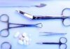 Anticoagulantes orais diretos (DOACs): guia prático para o manejo perioperatório Itens cirúrgicos e comprimidos de anticoagulantes orais diretos (DOACs), representando o manejo perioperatório da anticoagulação.