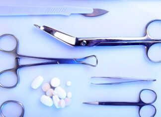 Anticoagulantes orais diretos (DOACs): guia prático para o manejo perioperatório Itens cirúrgicos e comprimidos de anticoagulantes orais diretos (DOACs), representando o manejo perioperatório da anticoagulação.