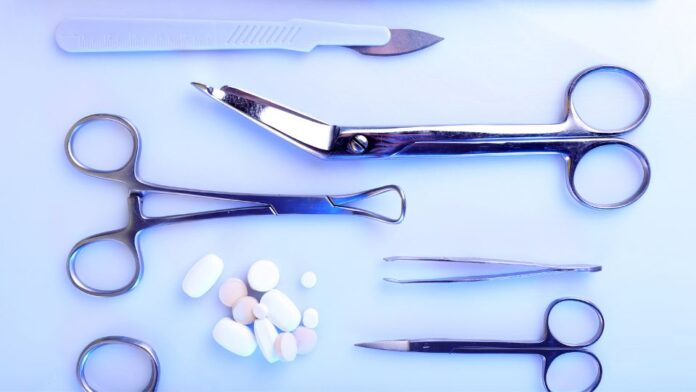 Itens cirúrgicos e comprimidos de anticoagulantes orais diretos (DOACs), representando o manejo perioperatório da anticoagulação.