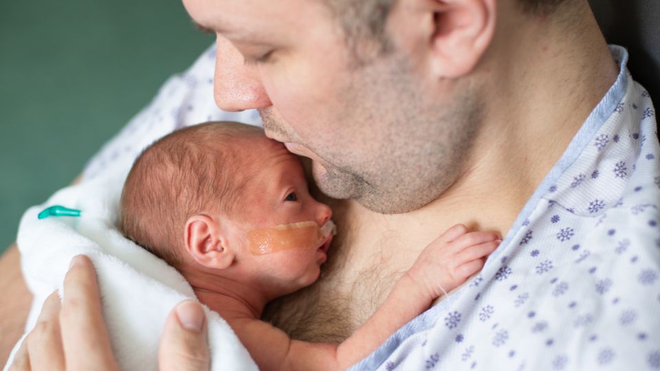 contato pele a pele entre o bebê prematuro e seu cuidador, conhecido como método canguru